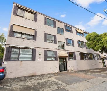 Spacious One Bedroom in Perfect Location! - Photo 2