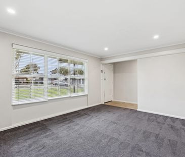 21 Conington Cres, Morphett Vale, SA 5162 - Photo 2