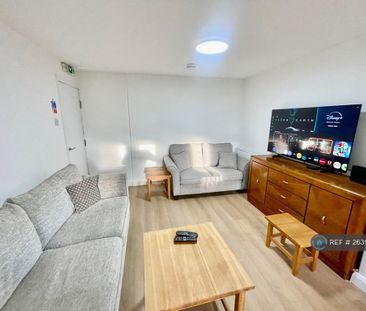 1 bedroom in a house share to rent - Photo 3