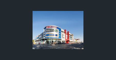 Private Courtyard - Perfect Location and underground parking! - Photo 3