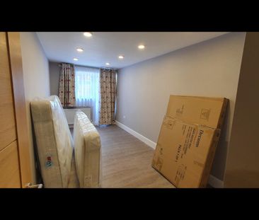 4 Bed Terraced House, Goldsmith Avenue, NW9 - Photo 4