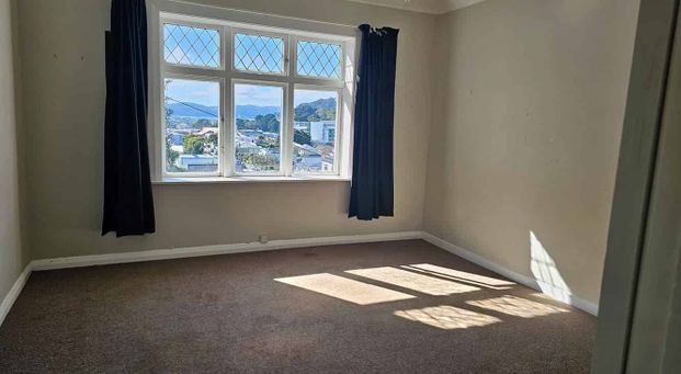 4 bedroom flat in Newtown close to hospital - Photo 1