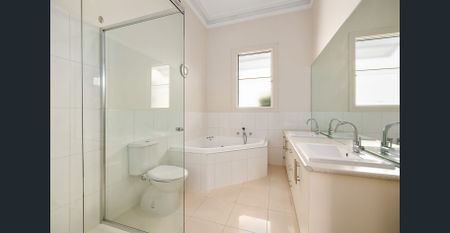 Light And Bright Victorian Beauty - Photo 3