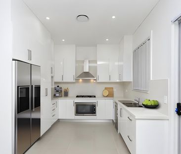 BEAUTIFUL 4 BEDROOM 2 BATHROOM FAMILY HOME - Photo 1