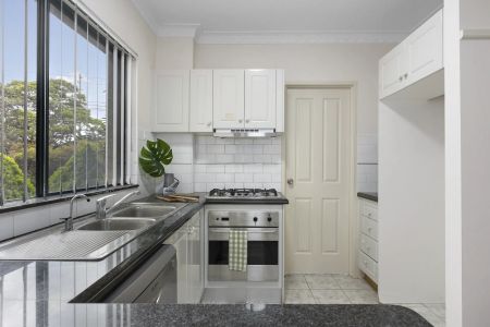 Easy-care living close to endless amenities - Photo 3