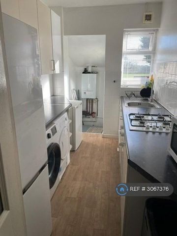 1 bedroom in a house share to rent - Photo 4