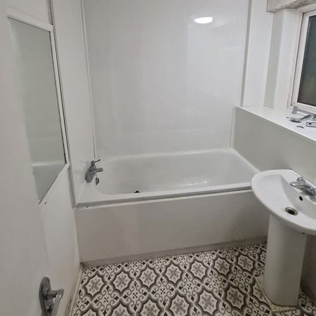 Room in a Shared House, Harrold House, NW3 - Photo 4