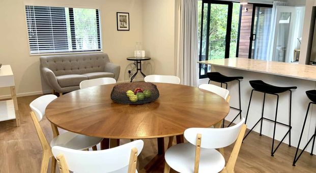 Stunning very spacious fully furnished city apartment with gorgeous river views! - Photo 1