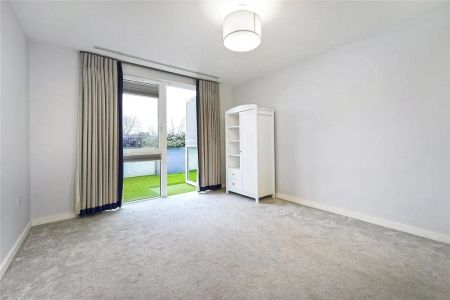 3 bedroom flat in London - Photo 3