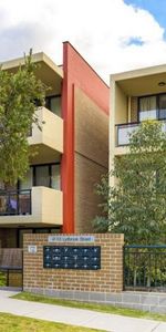 "Stylish Parkside Living: Modern 2-Bedroom Apartment in Westmead for Just $620/Week!" - Photo 3