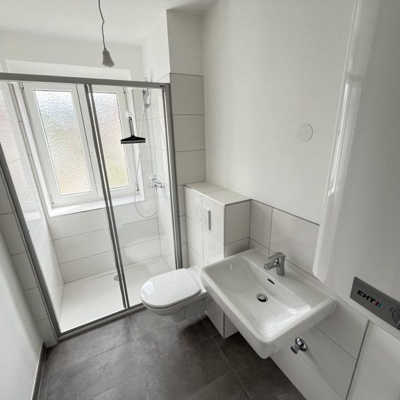 Neu sanierte, 2-Zimmerwohnung mit Balkon und Ausblick ins Grüne! - Photo 1