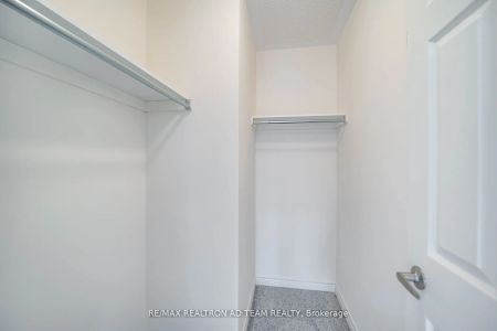 Condo Townhouse For Lease | E9014239 - Photo 5