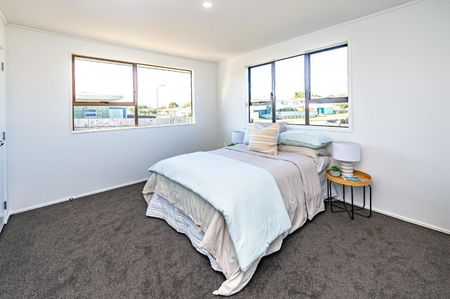 Renovated four-bedroom coastal home - Photo 4