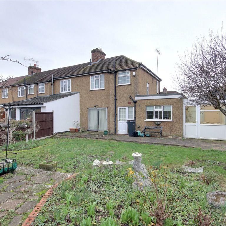 Bedford Crescent, Enfield EN3, London - Photo 1