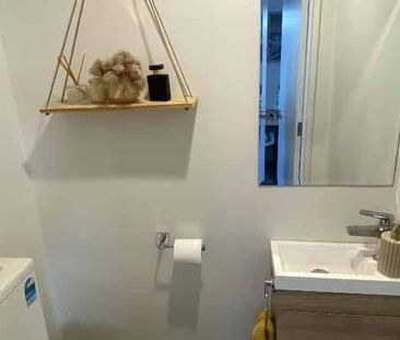 Stylish 3-Bedroom 2.5 bathroom plus a study in Prime Westgate Location - Photo 5