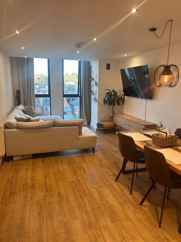 2 Bed Flat, Centrillion Point, CR0 - Photo 2