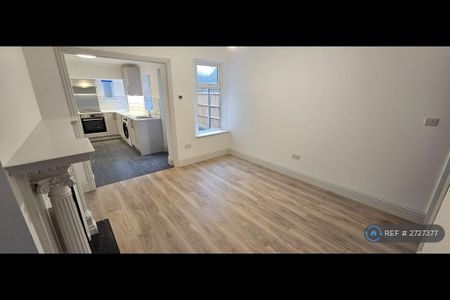 4 bedroom detached house to rent - Photo 2