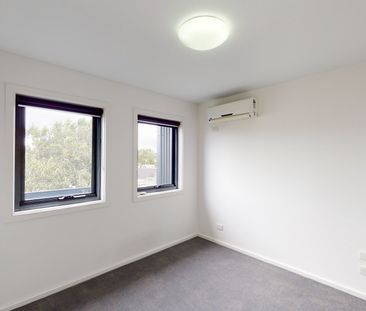 Spacious Top-Floor Apartment in Prime Location – Ideal for Comfortable Living! - Photo 5