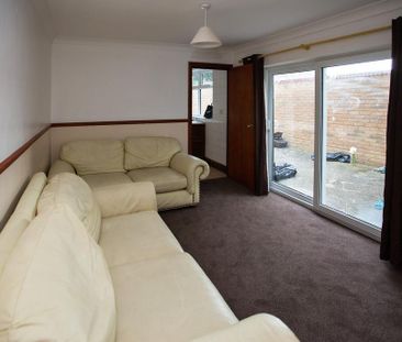 5 bedroom semi-detached house to rent - Photo 1