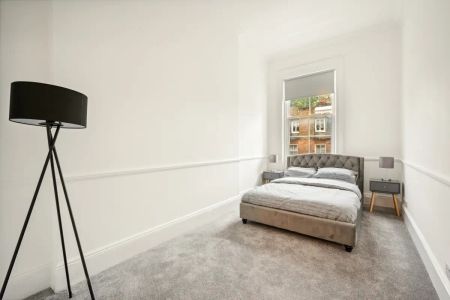 3 bedroom flat in Mayfair - Photo 4