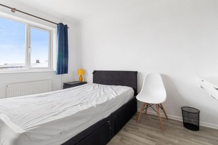 4 bedroom semi-detached house to rent - Photo 3