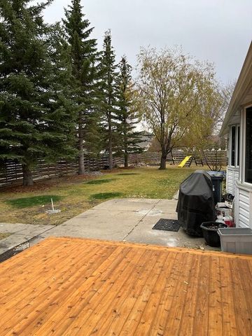 Executive Red Deer (4) Bedroom Family Home – Anders Park - Photo 2