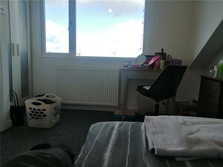 4 bedroom end of terrace house to rent - Photo 4