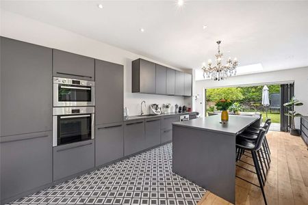 An exceptional five bedroom family home showcasing superb lateral space, refined finishes and generous private garden. - Photo 5