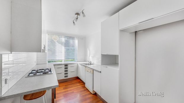 2/11 Rockley Road, South Yarra - Photo 1