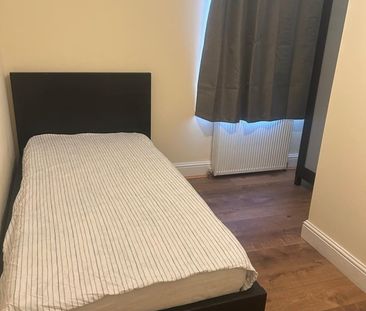 Bedsit, Spencer Road, W3 - Photo 2