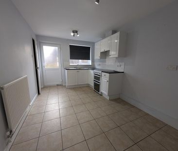 2 bedroom end of terrace house to rent - Photo 2