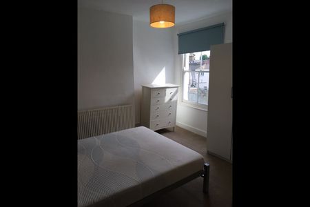 3 Bed Flat, Leytonstone, E11 - Photo 3