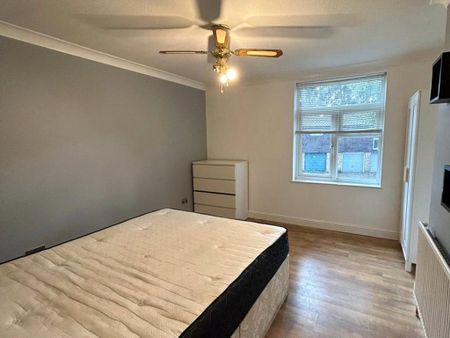 4 bedroom House in Bucklebury, Bracknell - Photo 2