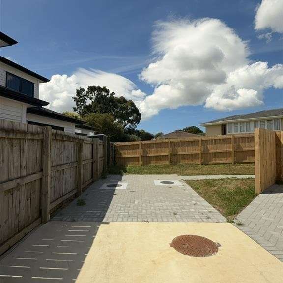 Brand New in Mangere East! - Photo 1