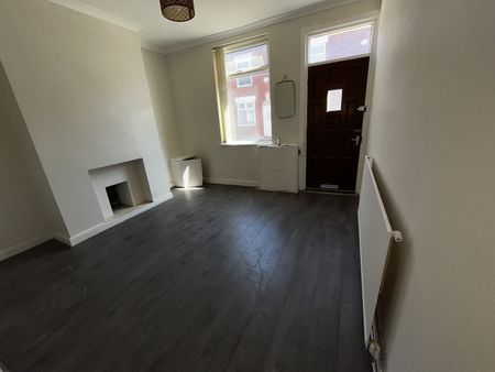 2 Bed Terraced House, Store St, SK2 - Photo 5