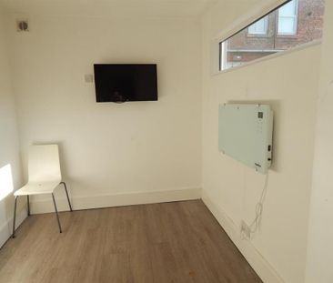 3 bedroom terraced house to rent - Photo 6