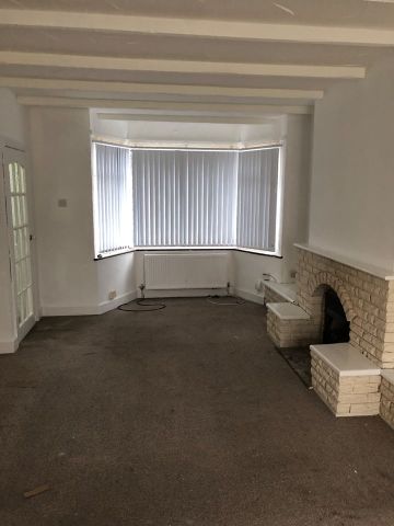 3 Bed Semi-Detached House, Kingstanding Road, B44 - Photo 2