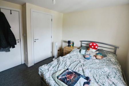 1 bedroom in a flat share to rent - Photo 2