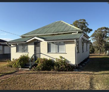 TIDY 3 BEDROOM WITH FULLY FENCED YARD - Photo 3