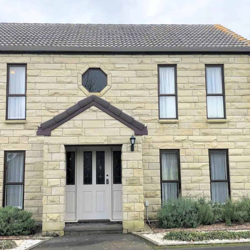 Castle like lifestyle living - Photo 1