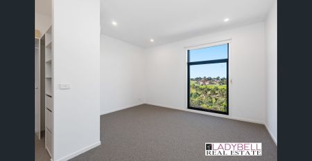 Multi-level with sensational city views - Photo 5