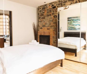 Modernisierte Wohnung mit zwei Zimmern sowie Balkon und Einbauküche - Photo 1