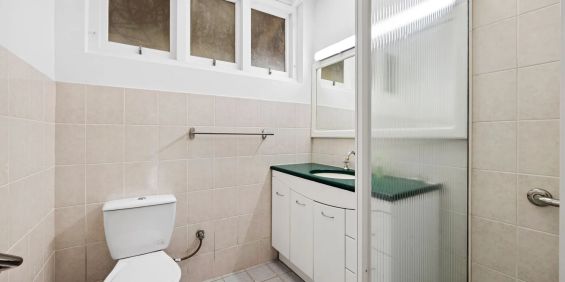 Architecturally designed, entertainers delight - Photo 3