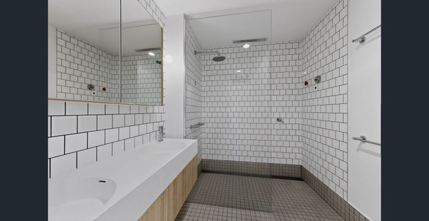 Oversized Three-Bedroom Apartment in Prime Richmond Location - Photo 1