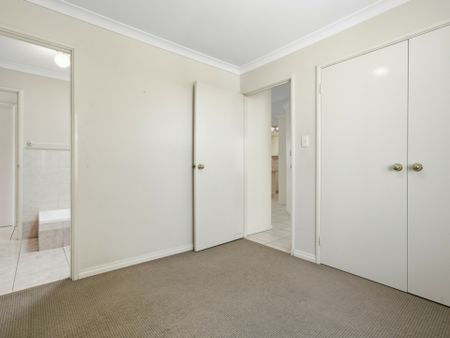 Charming Townhouse in Osborne Park - Photo 2