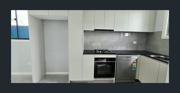 Comfortable Residence in a Prime Hassall Grove Location - Photo 1