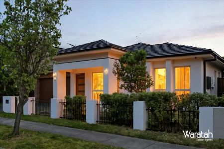 “Elegant & Spacious 4-Bedroom Family Home!” - Photo 5