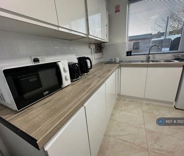 1 bedroom in a house share to rent - Photo 6