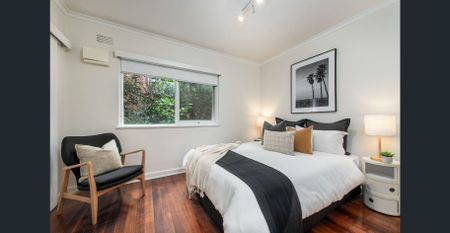 LIGHT AND BRIGHT ONE BEDROOM APARTMENT ON GROUND FLOOR! - Photo 3