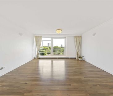 Lateral three bedroom apartment set within a prestigious block in S... - Photo 3